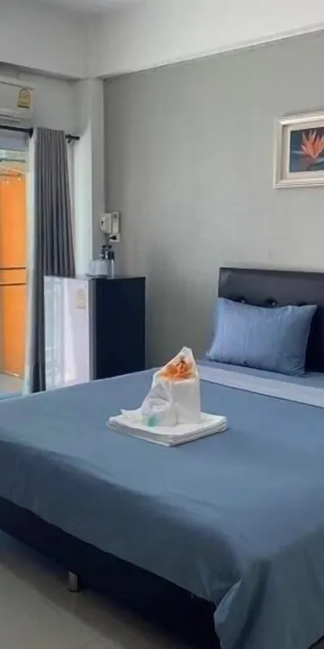 ห้องมาตรฐานเตียงใหญ่พร้อมระเบียงและวิวสวน