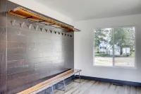 'the Townhall' Northwoods Retreat w/ Large Patio! - 2-Sterne