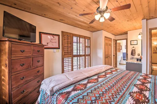 Lovely New Mexico Retreat w/ 4 Private Balconies! - 3-نجوم