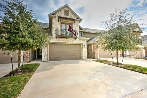 College Station Townhouse w/ Private Patio - Apartments