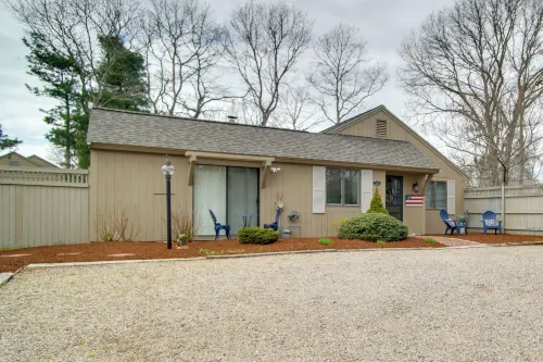 2 Mi to Beach: Charming Cape Cod Home w/ Patio! - Parkering