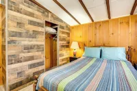 Peaceful Warne Cabin Fenced Yard and Screened Porch - Wifi