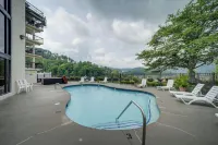 Steps to Eats & Shops! Stylish Gatlinburg Condo - Homestays