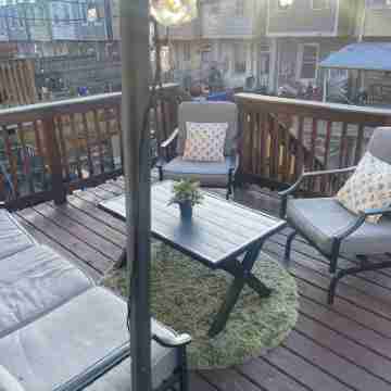 Cozy 2-bedroom apartment in welcoming Baltimore with WiFi, AC Others