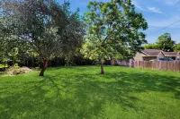Walkable 1900s Home w/ Porch in Downtown Buda - Wifi