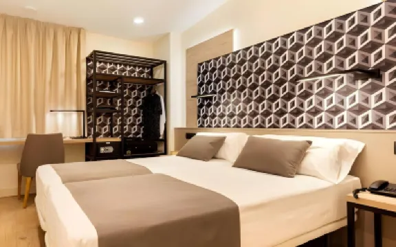 هوتل روندا هاوس Hotels near متحف برشلونة للفن المعاصر