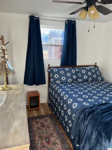 Waterfront cabin with mountain views; 26 minutes to downtown Asheville.