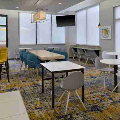 TownePlace Suites Lawrence Downtown Dining/Meeting Rooms