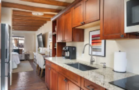Luxurious Casita del Sol - 5 Min. Walk to Plaza - Private Backyard - Fireplace