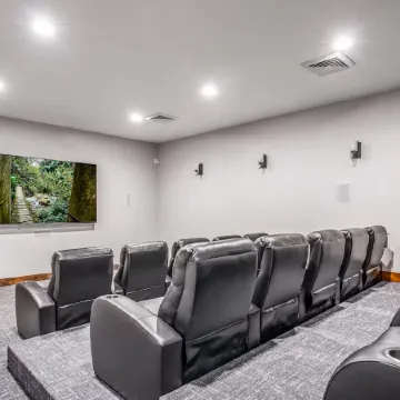 Summer by the Lake! Beautiful Swimming Pool, Patio w Hot Tub and BBQ Nature Trails Hiking Biking