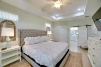 West End Home w/ Yard < 1 Mi to Beach Access! - Parkering