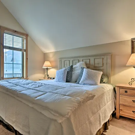 Keystone Ski Condo w/ Mtn View - Walk to Gondola!