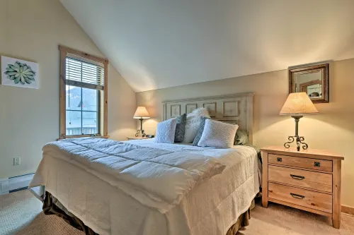Keystone Ski Condo w/ Mtn View - Walk to Gondola! - Huoneistot