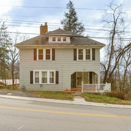 Near University Ave! Pet-friendly 3BR w/ Foosball!