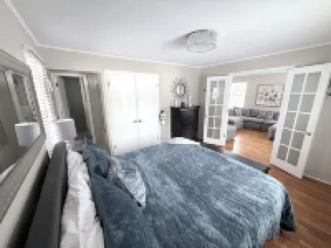 ROMANTIC TOP FLOOR, DOWNTOWN NESTING w KING BED & WATER VIEW OF MT. BALDHEAD