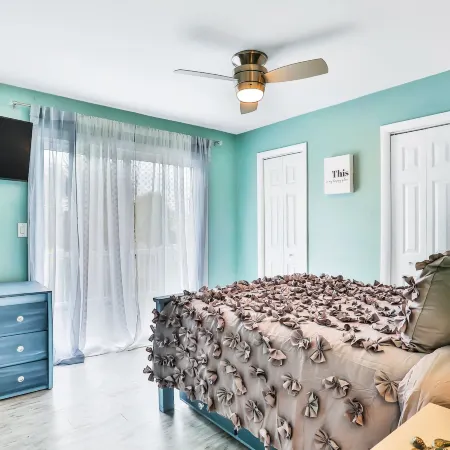 Sunny Upper Level 1 Block From 2 Beaches W/private Pool, High-speed Wi-fi