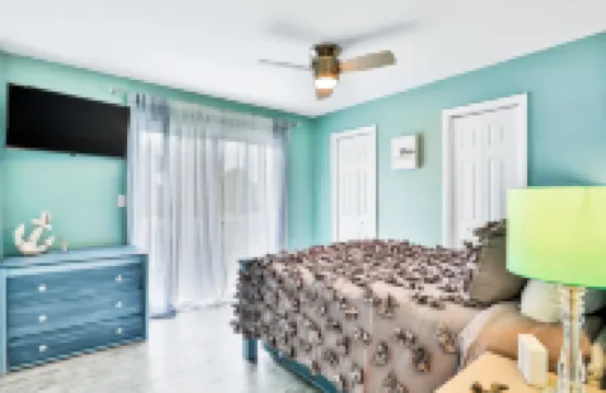 Sunny Upper Level 1 Block From 2 Beaches W/private Pool, High-speed Wi-fi