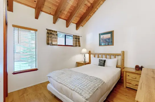 距離塔霍唐納滑雪度假村不到2英里：寧靜的度假屋