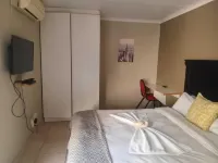 Cozy guestrooms in Midrand 1 Hotéis em Midrand