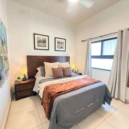 1 Bedroom Guest House - Walk to Everything - Roof Patio - Gym - Pickleball Court