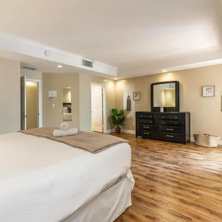Salty Fox 5BD Oasis w Spa Beach Downtown