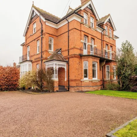 Beautiful 5 Bedroom Home in Evesham Отели в г. Ившем
