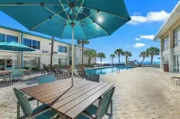 Oceanfront Litchfield Inn - Pools