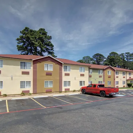 HomeTown Inn & Suites