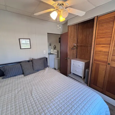 1 Block to the Beach! Firepit, 2 Bikes, Sleeps 4 Отели в г. Ту Риверс