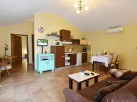 Bright stay with shared pool & BBQ in Tar Hotels in Tar