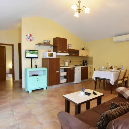 Bright stay with shared pool & BBQ in Tar