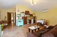 Bright stay with shared pool & BBQ in Tar