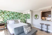 Partial Ocean King Studio w/ Kitchenette, AC &Pool - Homestays