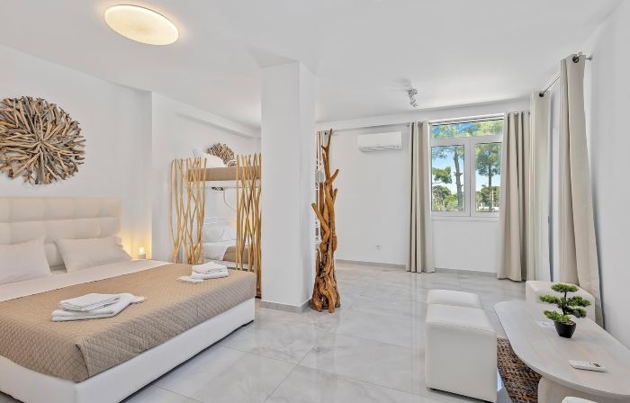 Alekos Suites - Free 24hr Transportation to Airport