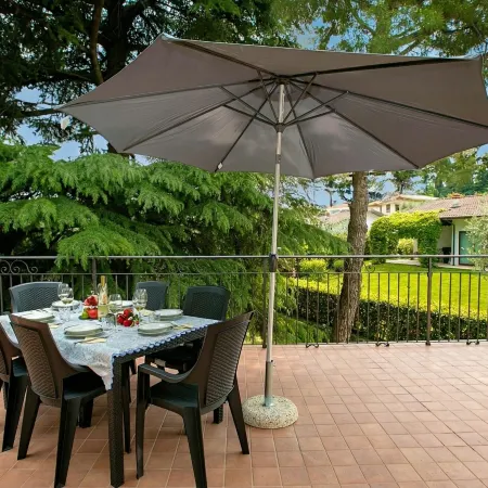 Villa Alberti Apt Bruna 900m from Garda Lake with Shared Garden - Happy Rentals
