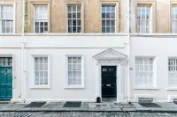 Modern   Stylish Central Bath Apartment