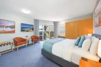 Waves Luxury Suites & Port Central Apartments - parcheggio