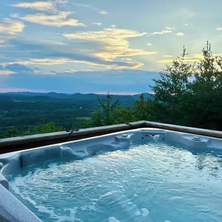 Beautiful mountain top cabin with the best 180º view in Tellico Plains!