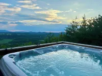 Beautiful mountain top cabin with the best 180º view in Tellico Plains!