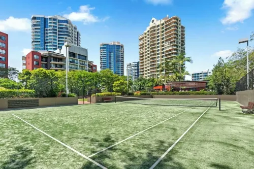 Resort Hideaway - Pool, Gym, Bbq, Tennis Court!