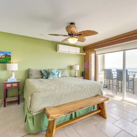 1 Mi to Magic Sands: Waterfront Big Island Condo