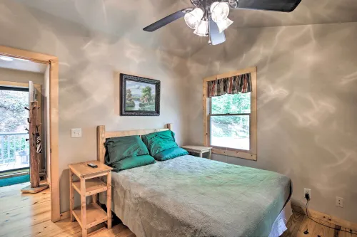 Fire Pit & Forest Views: Secluded Murphy Cabin! - Parking