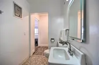 Ideally Located Studio w/ Off-street Parking! - 3 stjerner