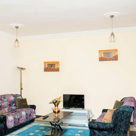 Odza, Modern Apartment, 3 Bedrooms, Private Parking