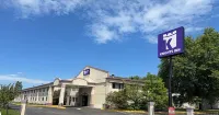 Knights Inn Hartford - Parking