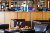 Holiday Inn Express LONDON - LUTON AIRPORT by IHG - bar