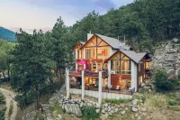 6Br Mountain Retreat • Pool • Walk to Pearl St - balcony
