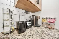 Luxury Houston Apartment: Rooftop Pool, City Views & King Beds Near Downtown - Condos