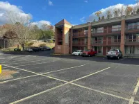 OYO Hotel Harriman Near I-40 - parking