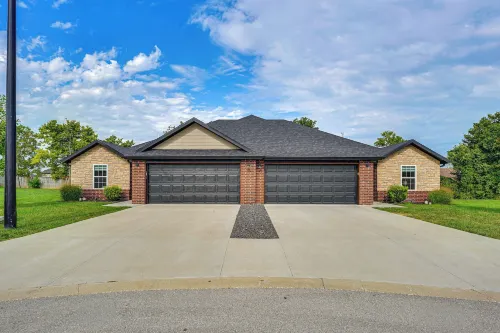 Family-Friendly Ozark Villa - Centrally Located - Homestays